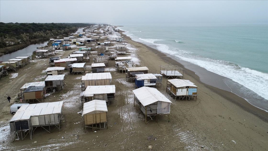 Antalya'da Kumköy sahilindeki çardakların yıkımı ertelendi